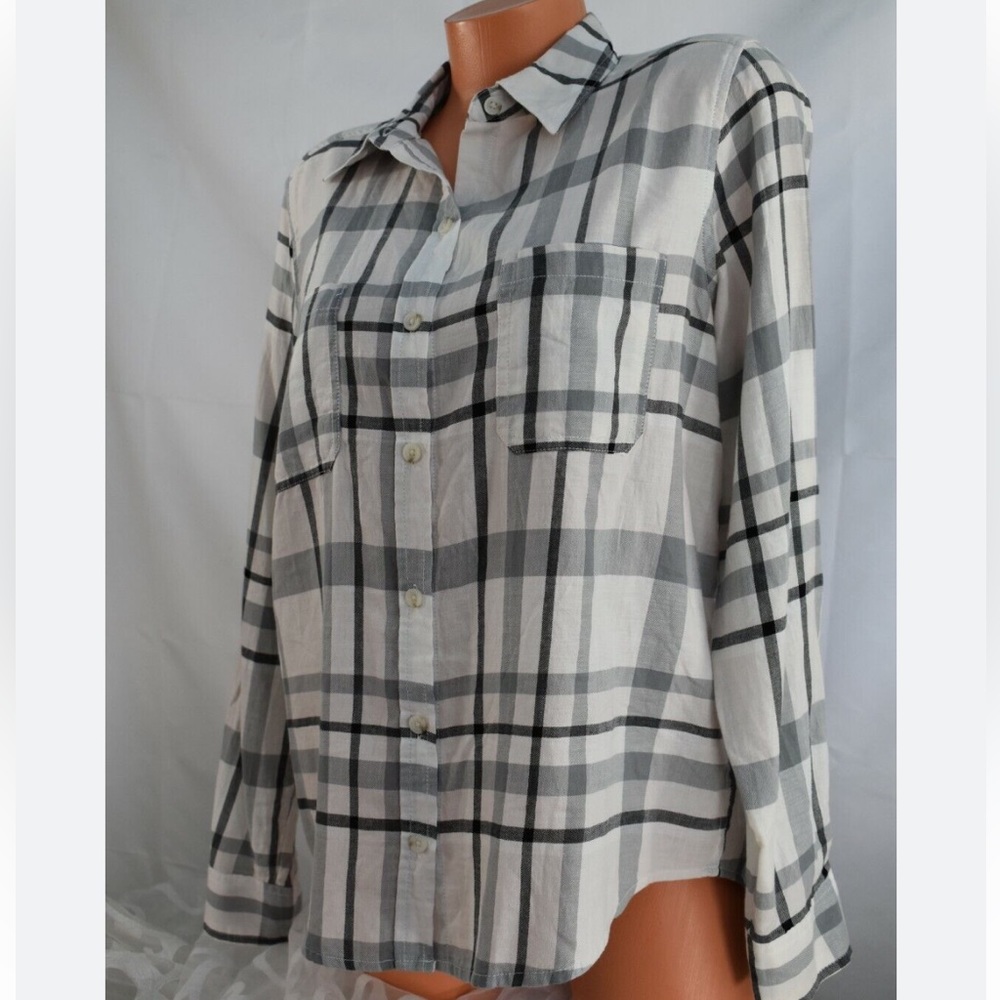 Universal Thread cream and gray plaid button down long sleeve shirt flannel
